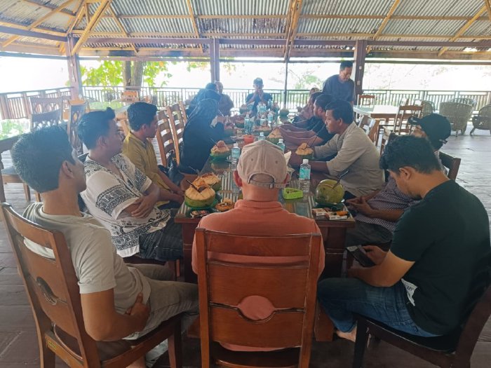 Plt Kadisparpora Aceh Besar Safrizal memimpin rapat evaluasi dan dengar pendapat bersama pengelola wisata di Pantai Lampuuk, Kecamatan Lhoknga, Sabtu (14/2/2026). Foto: Dok. MC Aceh Besar