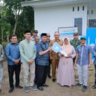 Wakil Bupati Aceh Besar Syukri A Jalil menyerahkan secara simbolis kunci rumah dhuafa tahan gempa tipe 36 kepada penerima manfaat di Kecamatan Blang Bintang, Senin (16/02/2026). Foto: Dok. MC Aceh Besar