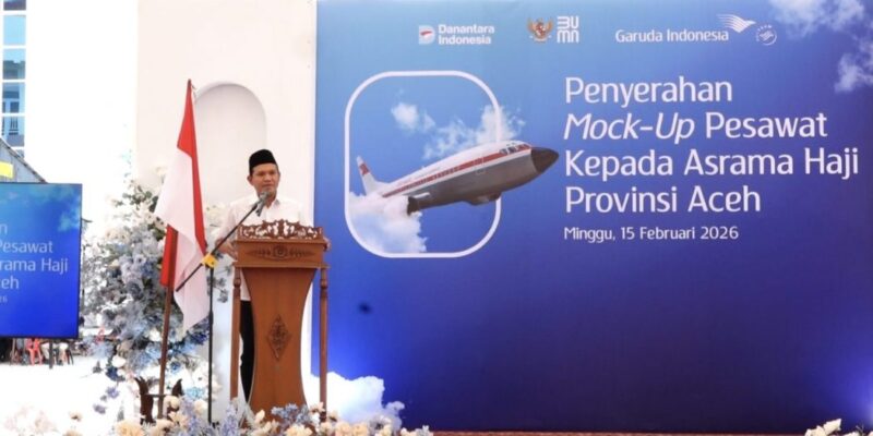 Wakil Gubernur Aceh, H. Fadhlullah, memberikan sambutan pada acara Penyerahan Mock-Up Pesawat Kepada Asrama Haji Prov. Aceh, di Banda Aceh, Minggu, (15/2/2026). Foto: Dok. Biro Adpim Setda Aceh