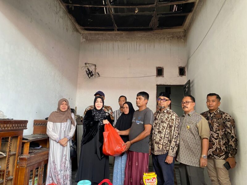 Wali Kota Banda Aceh, Illiza Sa’aduddin Djamal, menyerahkan bantuan masa panik kepada korban kebakaran di Gampong Emperom, Kecamatan Jaya Baru, Banda Aceh, Kamis (19/2/2026). Foto: Dok. Diskominfo Kota Banda Aceh
