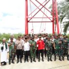 Bupati Aceh Barat, Tarmizi SP, foto bersama Danrem 012/Teuku Umar, jajaran Kodim 0105, dan perangkat desa usai peresmian perbaikan jembatan gantung penghubung antar desa di Desa Tungkop, Rabu (18/2/2026). Foto: Dok. Pemkab Aceh Barat