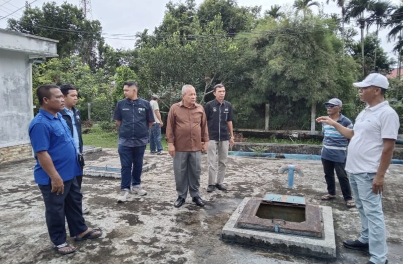 Plt Direktur Utama PDAM Tirta Mountala Aceh Besar Yusmadi didampingi Direktur Teknik Salman dan Plt Kepala Cabang Darul Imarah Irawan meninjau WTP Mata Ie di Darul Imarah serta WTP Lam Badeuk di Peukan Bada, Rabu (17/2/2026). Foto: Dok. PDAM Tirta Mountala