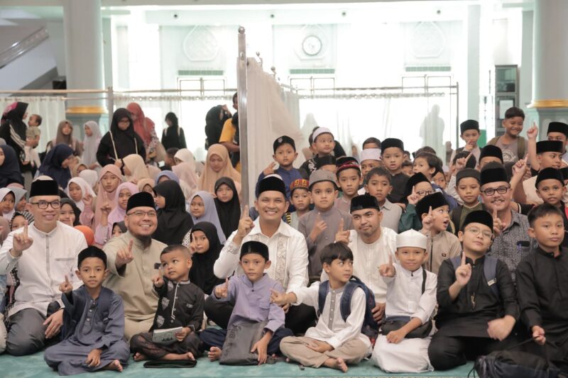 Wakil Wali Kota Banda Aceh Afdhal Khalilullah foto bersama usai pembukaan Daurah Al-Qur’an yang digelar di Masjid Oman Al-Makmur, Banda Aceh, Jumat (20/2/2026). Foto: Dok. Prokopim Kota Banda Aceh