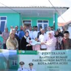 Wali Kota Banda Aceh Illiza Sa’aduddin Djamal menyerahkan bantuan Rumah Layak Huni kepada warga kurang mampu di Gampong Jeulingke, Kecamatan Syiah Kuala, Jumat (20/2/2026). Foto: Dok. Prokopim Kota Banda Aceh
