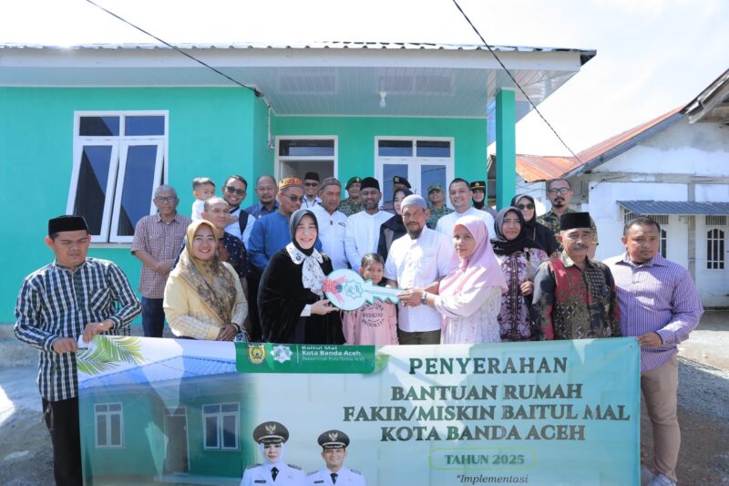 Wali Kota Banda Aceh Illiza Sa’aduddin Djamal menyerahkan bantuan Rumah Layak Huni kepada warga kurang mampu di Gampong Jeulingke, Kecamatan Syiah Kuala, Jumat (20/2/2026). Foto: Dok. Prokopim Kota Banda Aceh