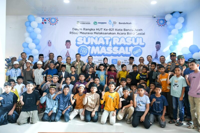 Wali Kota Banda Aceh Illiza Sa’aduddin Djamal foto bersama usai membuka kegiatan sunatan massal gratis dalam rangka HUT ke-821 Kota Banda Aceh di RSUD Meuraxa, Sabtu (21/2/2026). Foto: Dok. Prokopim Kota Banda Aceh