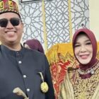 Wali Kota Banda Aceh Illiza Saaduddin Djamal berfoto bersama Wakil Ketua Komisi III DPRK Banda Aceh, Tuanku Muhammad, usai agenda resmi di Gedung DPRK Banda Aceh, Sabtu (21/2/2026). Foto: Dok. Istimewa
