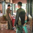 Personel Satpol PP dan WH Banda Aceh memberikan teguran kepada seorang pria yang merokok di salah satu anjungan Komplek PKA, Senin (23/2/2026). Foto: Dok. Istimewa