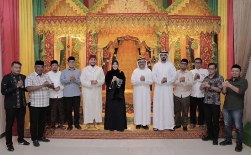 Wali Kota Illiza Sa’aduddin Djamal foto bersama usai menerima kunjungan delegasi Uni Emirat Arab bersama jajaran UIN Ar-Raniry di Pendopo Wali Kota Banda Aceh, Minggu (22/2/2026) malam. Foto: Dok. Istimewa