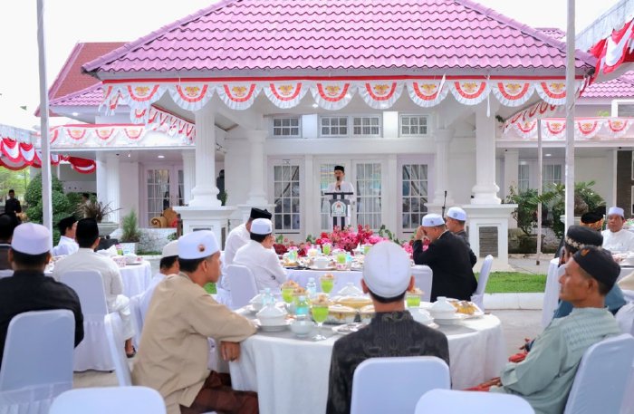 Suasana silaturahmi dan buka puasa bersama Pemkab Aceh Barat dengan pimpinan dayah, Ormas Islam, dan anak yatim di Pendopo Bupati, Senin (23/2/2026). Foto: Dok. Pemkab Aceh Barat