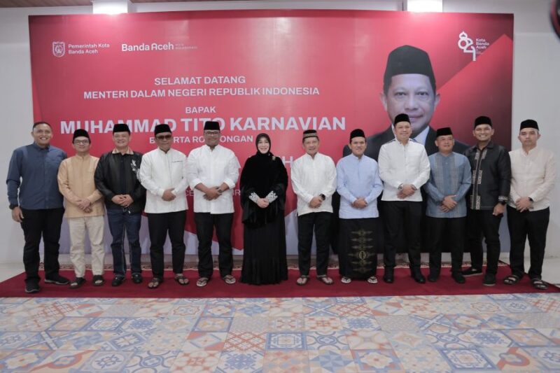 Mendagri Tito Karnavian berfoto bersama Wali Kota Illiza Sa’aduddin Djamal, Wakil Gubernur Aceh Fadhlullah, serta unsur Forkopimda dan tokoh ulama usai sahur bersama di Pendopo Wali Kota Banda Aceh, Minggu (22/2/2026). Foto: Dok. Prokopim Kota Banda Aceh