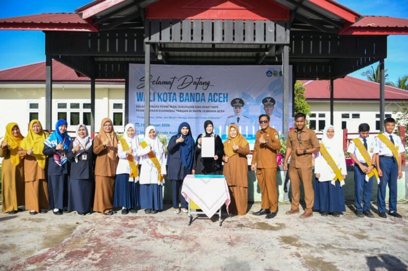 Wali Kota Illiza Sa’aduddin Djamal menghadiri kegiatan komitmen pembudayaan keamanan pangan di SMP Negeri 10 Banda Aceh, Senin (23/2/2026). Foto: Dok. Prokopim Kota Banda Aceh