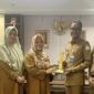 Kepala Dinas Perpustakaan dan Kearsipan Aceh (DPKA), Syaridin (kedua kanan), bersama jajaran staf menunjukkan piala penghargaan dari Arsip Nasional Republik Indonesia (ANRI) atas capaian digitalisasi arsip dengan predikat AA, di Banda Aceh, Selasa (24/2/2026). Foto: Dok. Istimewa 