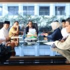 Wakil Gubernur Aceh, H. Fadhlullah, saat melakukan pertemuan dengan Menko PMK RI, Prof. Dr. Pratikno, M.Soc.Sc, Mendagri RI, Jenderal Polisi (Purn.) Prof. Drs. H. Muhammad Tito Karnavian, MA, Ph.D, dan Mensos RI, Drs. KH. Saifullah Yusuf, S.IP, dalam rangka membahas progres pembangunan Huntara dan Huntap, serta penyaluran Dana Transfer ke Daerah (DTH) pascabencana hidrometeorologi Aceh, di Kantor Kemenko PMK RI, Jakarta, Senin (23/2/2026). Foto: Dok. Biro Adpim Setda Aceh