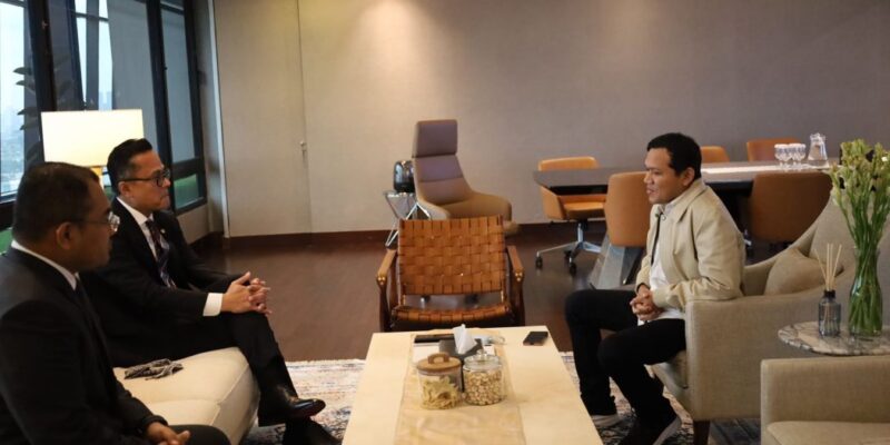 Wakil Gubernur Aceh, H. Fadhlullah, saat melakukan silaturahmi dan diskusi dengan Kepala BP BUMN Dony Oskaria dan Wakil Kepala BP BUMN Tedi Bharata, dalam rangka membahas progres pembangunan Huntara dan Huntap bagi korban bencana hidrometeorologi Aceh, di Kantor Kementerian BUMN/BP BUMN, Jakarta, Selasa, (24/2/2026). Foto: Dok. Biro Adpim Setda Aceh