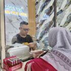 BSI Agen melayani transaksi keuangan masyarakat di Aceh sebagai bagian dari program inklusi PT Bank Syariah Indonesia Tbk, Banda Aceh, Rabu (25/2/2026). Foto: Dok. Istimewa