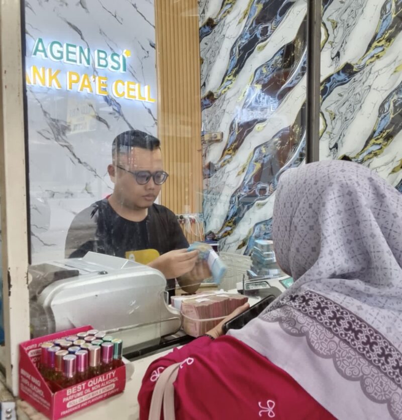 BSI Agen melayani transaksi keuangan masyarakat di Aceh sebagai bagian dari program inklusi PT Bank Syariah Indonesia Tbk, Banda Aceh, Rabu (25/2/2026). Foto: Dok. Istimewa