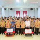 Asisten Administrasi Umum Setdakab Aceh Barat, Safrizal SP, MSc foto bersama usai kegiatan penyerahan Tunggul Kwarcab Tergiat II Se-Aceh dan bantuan kemanusiaan dari Kwartir Nasional Gerakan Pramuka di Meulaboh, Rabu (26/2/2026). Foto: Dok. Pemkab Aceh Barat