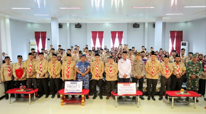 Asisten Administrasi Umum Setdakab Aceh Barat, Safrizal SP, MSc foto bersama usai kegiatan penyerahan Tunggul Kwarcab Tergiat II Se-Aceh dan bantuan kemanusiaan dari Kwartir Nasional Gerakan Pramuka di Meulaboh, Rabu (26/2/2026). Foto: Dok. Pemkab Aceh Barat