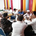 Wakil Bupati Aceh Besar Drs H Syukri A Jalil pimpin rapat FGD Masyarakat Ekonomi Syariah Kabupaten Aceh Besar di Gedung Dekranasda, Gampong Gani, Kecamatan Ingin Jaya, Aceh Besar, Rabu (25/02026). Foto: Dok. MC Aceh Besar
