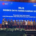 Bupati Aceh Besar Syech Muharram menerima penghargaan peningkatan IDSD 2025 dari Kepala Badan Riset dan Inovasi Nasional di Jakarta, Selasa (24/2/2026). Foto: Dok. MC Aceh Besar