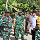 Wakil Bupati Aceh Barat, Said Fadheil SH bersama Ketua Tim Wasev Mabesad Kolonel Inf Budi Handoko dan Dandim 0105/Aceh Barat Letkol Inf Super Maljuna Kembaren meninjau progres TMMD Ke-127 di Desa Lueng Jawa, Kecamatan Woyla, Rabu (25/2/2026). Foto: Dok. Istimewa 