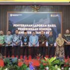 Asisten Administrasi Umum Sekda Aceh, Drs. Muhammad Diwarsyah M.Si, foto bersama saat menghadiri Penyerahan Laporan Hasil Pemeriksaan Kinerja Semester II Tahun 2025, di Kantor BPK-RI Perwakilan Aceh, Banda Aceh, Kamis (26/2/2026). Foto: Dok. Biro Adpim Setda Aceh