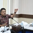 Wakil Ketua DPRK Banda Aceh Daniel Abdul Wahab memberikan keterangan kepada wartawan terkait penataan ulang Taman Bustanussalatin, Rabu (25/2/2026). Foto: Dok. DPRK Banda Aceh