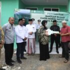 Wali Kota Banda Aceh Illiza Sa'aduddin Djamal menyerahkan kunci rumah layak huni kepada korban kebakaran di Gampong Alue Naga dan Deah Raya, Kamis (26/2/2026). Foto: Dok. Prokopim Kota Banda Aceh