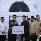 Wakil Wali Kota Banda Aceh Afdhal Khalilullah menyerahkan bantuan kemakmuran masjid saat Safari Ramadan di Masjid Jamik Al-Wustha, Gampong Jeulingke, Kamis malam (26/2/2026). Foto: Dok. Prokopim Kota Banda Aceh