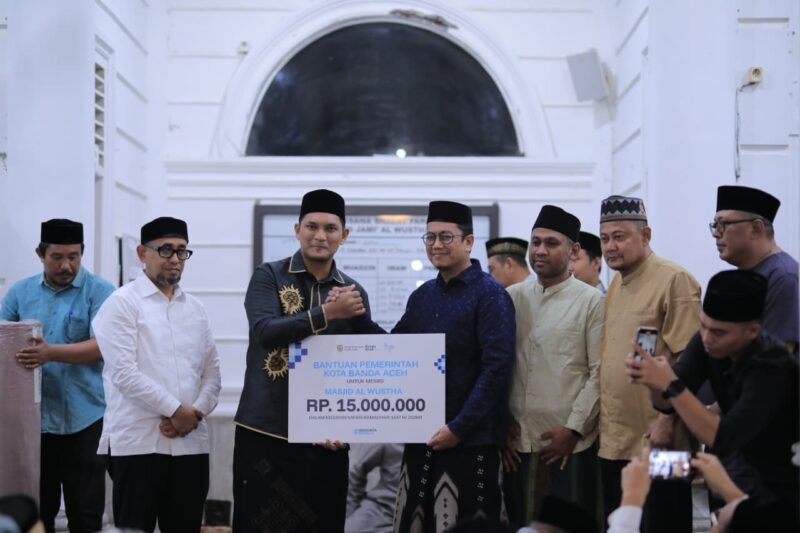 Wakil Wali Kota Banda Aceh Afdhal Khalilullah menyerahkan bantuan kemakmuran masjid saat Safari Ramadan di Masjid Jamik Al-Wustha, Gampong Jeulingke, Kamis malam (26/2/2026). Foto: Dok. Prokopim Kota Banda Aceh