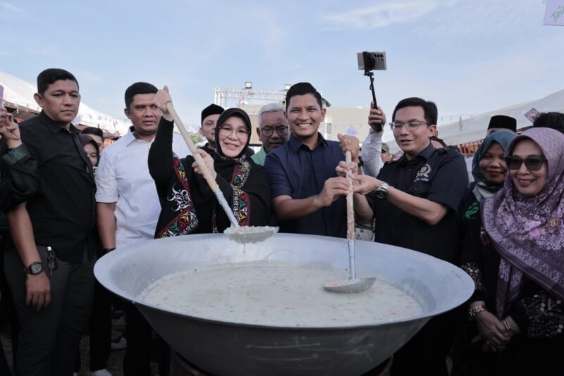 Wali Kota Banda Aceh Illiza Sa'aduddin Djamal bersama Wakil Wali Kota Afdhal Khalilullah dan Ketua DPRK Banda Aceh Irwansyah melakukan tradisi “Teumok Beulangong” Kanji Rumbi pada pembukaan Peukan Raya Ramadan 1447 H, Jumat (27/2/2026). Foto: Dok. Prokopim Kota Banda Aceh