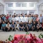 Bupati Aceh Barat Tarmizi dan Wakil Bupati Said Fadhil berfoto bersama wartawan, LSM, ormas, tokoh masyarakat dan anak yatim usai kegiatan silaturahmi dan buka puasa bersama di Pendopo Bupati Aceh Barat, Jumat (27/2/2026). Foto: Dok. Pemkab Aceh Barat