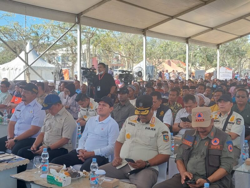 Wakil Gubernur Aceh, Fadhlullah, SE mendampingi Mendagri Tito Karnavian pada acara penyerahan Bantuan Perbaikan Rumah rusak Bencana Hidrometeorologi Tahap I, di Kab. Aceh Tamiang, Jum'at, 13 Februari 2026. Dok. Ist