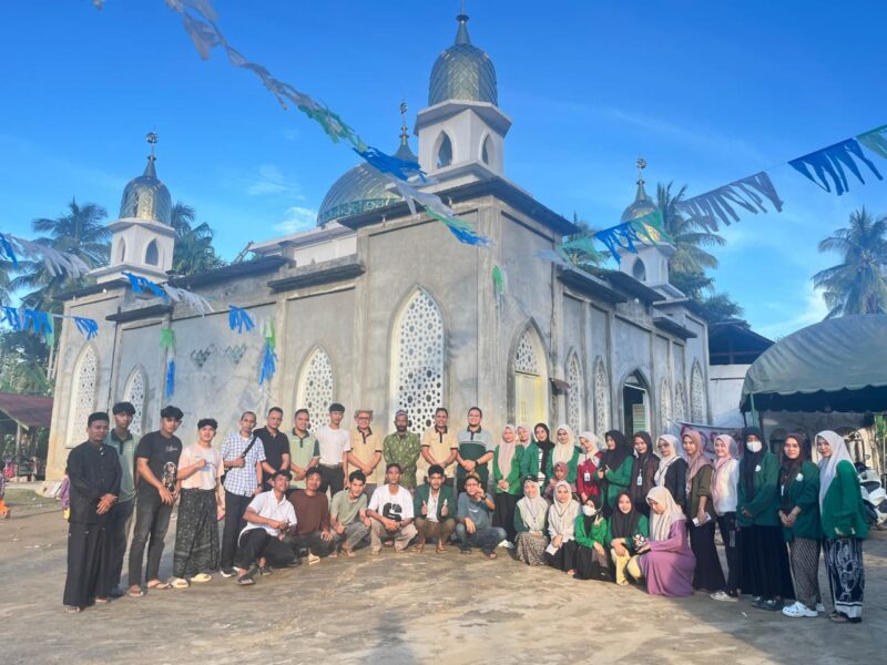 Kebersamaan mahasiswa peserta KPM Recovery bersama masyarakat di salah satu gampong di Kecamatan Meurah Dua, Pidie Jaya, usai kegiatan pendampingan pemulihan pascabanjir, Sabtu (14/2/2026). Foto: Dok. Istimewa