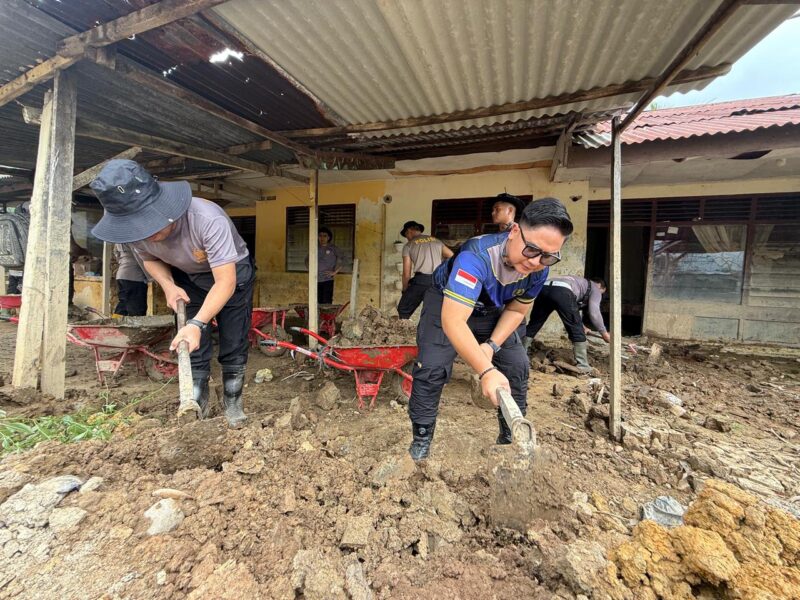 Mahasiswa STIK-PTIK Lemdiklat Polri Angkatan ke-83 turun langsung dalam kegiatan pembersihan lumpur pascabanjir di Asrama Polri (Aspol) Polsek Muara Batu, Desa Pante Gurah Balai, Kecamatan Muara Batu, Kabupaten Aceh Utara, Kamis (12/2/2026). Dok. Humas Polres Lhokseumawe