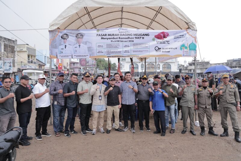 Wakil Wali Kota Banda Aceh, Abang Afdhal, meninjau langsung pelaksanaan pasar murah daging meugang di kawasan eks Pasar Aceh, Senin (16/2/2026). Foto: Dok. Istimewa 