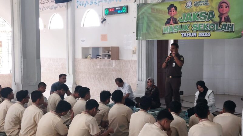 Kepala Seksi Penerangan Hukum Kejati Aceh, Ali Rasab Lubis, memberikan materi kepada siswa SMA Negeri 2 Banda Aceh dalam program Jaksa Masuk Sekolah (JMS), Rabu (11/2/2026). Foto: Dok. Istimewa 
