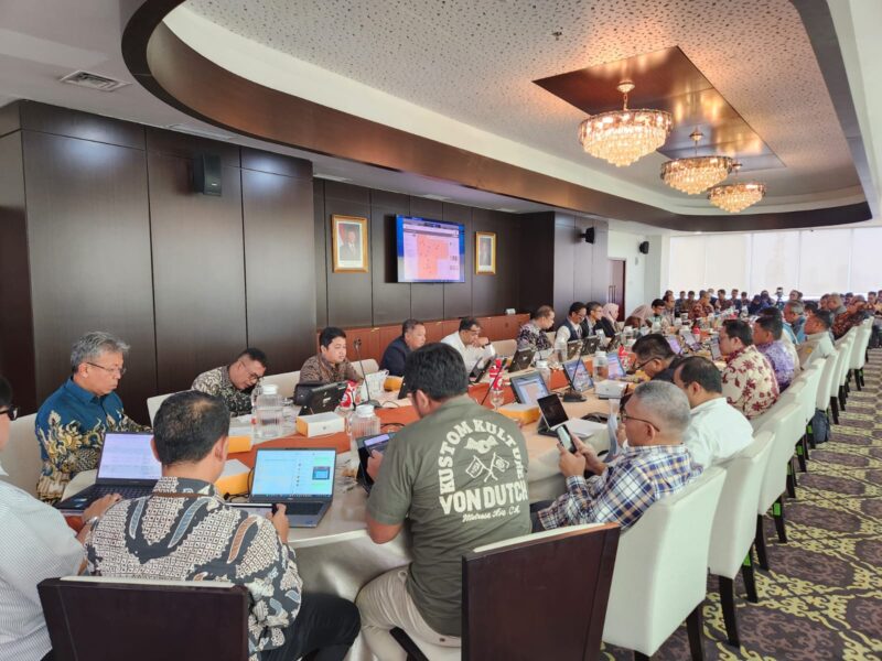 Sekda Aceh, M. Nasir S,IP, MPA di dampingi Ka. SKPA terkait mengikuti Rapat Konfirmasi rencana aksi percepatan rehabilitasi dan rekonstruksi pascabencana Sumatera, di Ruang Rapat lantai 20, gedung Menara Bappenas, Jakarta Selatan, Kamis, 12 Februari 2026. Dok. Ist