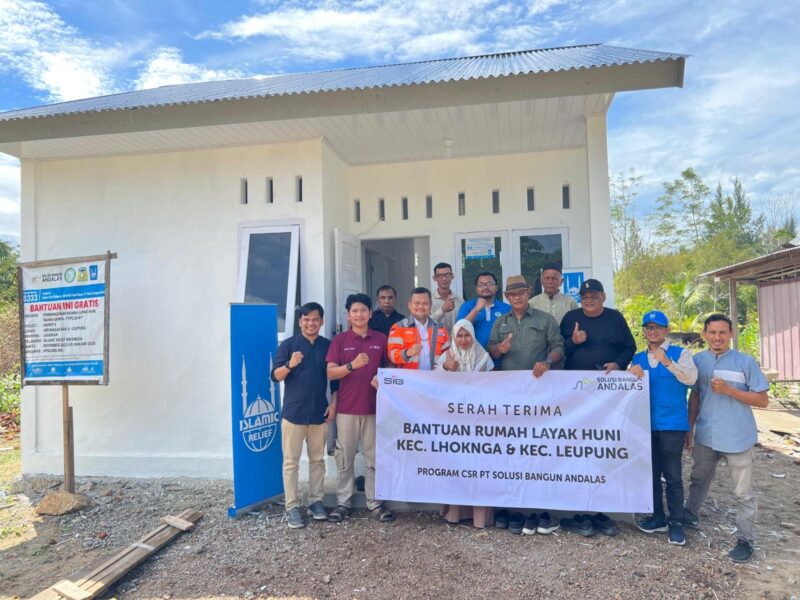 Foto 1: General Affairs & Community Relations Manager Solusi Bangun Andalas, Tafaul Rijal didampingi Camat dan Mukim Leupung serta perwakilan Islamic Relief menyerahkan rumah layak huni kepada Ibu Khairiah, warga Desa Meunasah Bak U, Kecamatan Leupung, Jumat (13/2/2026). Foto: Dok. Istimewa