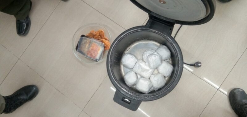 Petugas Satpol PP WH Banda Aceh mengamankan barang bukti dari ritel modern di kawasan Lampaseh yang menjual makanan siap saji pada siang hari, Senin (23/2/2026). Foto: Dok. Istimewa