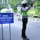 Petugas lalu lintas Polda Aceh menggelar patroli dan penegakan hukum secara humanis pada hari kedua Operasi Keselamatan Seulawah 2026 di Kota Banda Aceh, Selasa (3/2/2026). Foto: Dok. Istimewa
