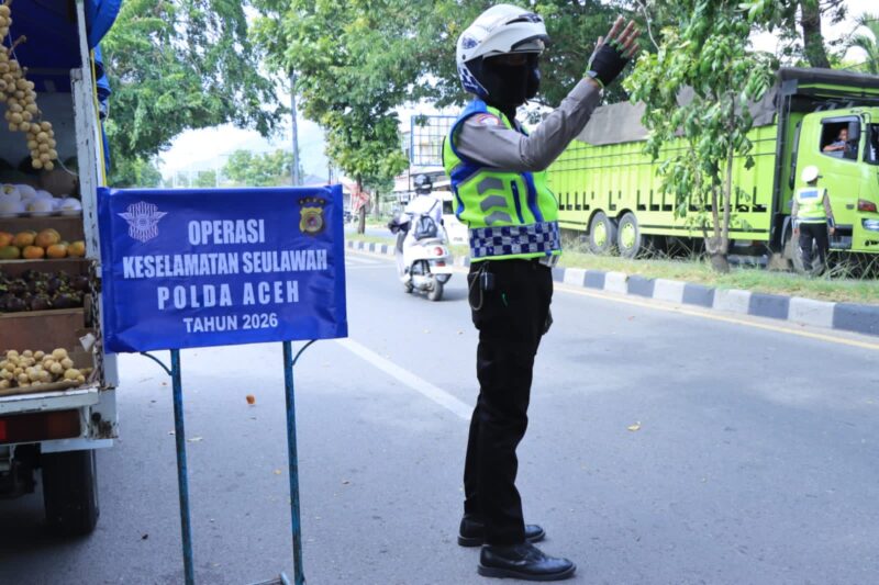 Petugas lalu lintas Polda Aceh menggelar patroli dan penegakan hukum secara humanis pada hari kedua Operasi Keselamatan Seulawah 2026 di Kota Banda Aceh, Selasa (3/2/2026). Foto: Dok. Istimewa