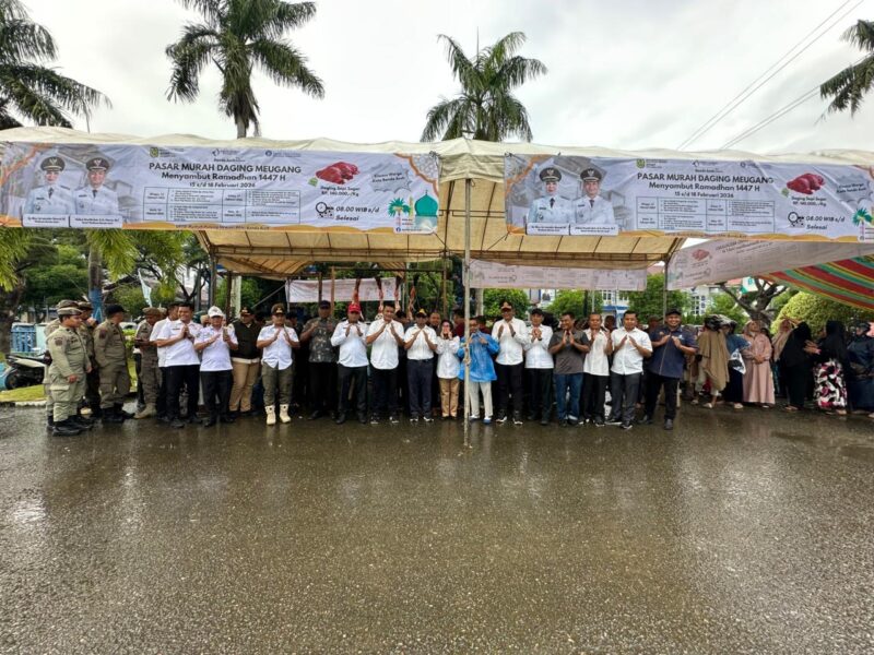 Sekda Kota Banda Aceh Jalaluddin foto bersama usai meninjau Pasar Murah Daging Meugang di halaman PDAM Tirta Daroy, Rabu (18/2/2026). Foto: Dok. Istimewa