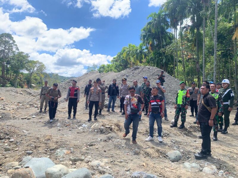 Petugas gabungan Polres Nagan Raya, TNI, dan instansi terkait memusnahkan alat penyaringan emas ilegal saat penertiban tambang emas tanpa izin di Kecamatan Beutong, Kabupaten Nagan Raya, Sabtu (7/2/2026). Foto: Dok. Istimewa 