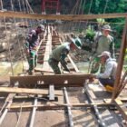 Personel TNI bersama warga bergotong royong mengerjakan pembangunan Jembatan Gantung Dusun Gantung Langit, Desa Burni Bius, Kecamatan Silih Nara, Aceh Tengah, Jumat (27/2/2026). Foto: Dok. Istimewa 