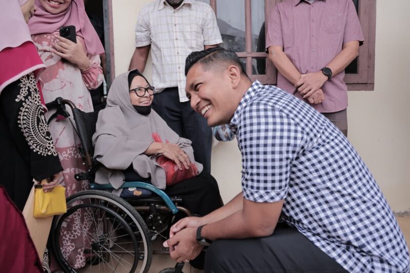 Wakil Wali Kota Banda Aceh Afdhal menyerahkan paket daging meugang kepada penyandang disabilitas di rumah singgah Dinas Sosial Kota Banda Aceh, Lamjabat, Meuraxa, Senin (16/2/2026). Foto: Dok. Istimewa 