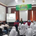 Kasipenkum Kejaksaan Tinggi Aceh, Ali Rasab Lubis, S.H., saat menyampaikan materi kesadaran hukum kepada pelajar di SMA Negeri 1 Banda Aceh, Selasa (24/2/2026). Foto: Dok. Istimewa