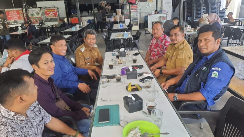 Pejabat PDAM Tirta Mountala Aceh Besar bersama Camat Darul Imarah dan Camat Peukan Bada berdiskusi terkait penanganan penurunan debit air kolam Mata Ie di salah satu warung kopi di Aceh Besar, Selasa (3/2/2026). Foto: Dok. MC Aceh Besar