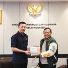 Wakil Menteri Pemuda dan Olahraga Republik Indonesia (Wamenpora RI), Taufik Hidayat, menerima perwakilan Pemuda Persatuan Islam (Pemuda Persis) di Kantor Kemenpora, Jumat (13/2/2026). Dok. Kemenpora RI